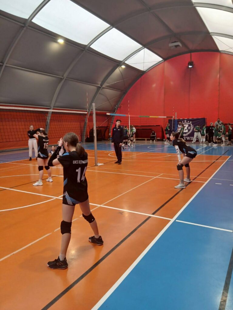 Minisiatkówka – czwórki dziewcząt – 8 marca